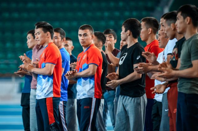 Айсен Николаев вручил сборной Якутии по вольной борьбе спортивную экипировку