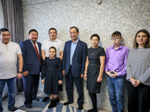 В Олекминске Айсен Николаев навестил семью воина СВО