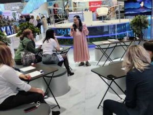 Участницы лекции на  выставке-форуме «Россия» нарисовали якутские орнаменты