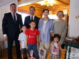 В Чурапче глава Якутии навестил семью участника спецоперации