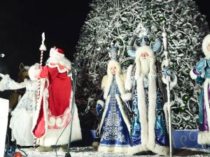 В Якутске зажгли огни первой новогодней ёлки