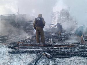 Мать и дочь в тяжелом состоянии: трое детей погибли