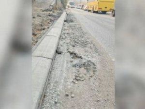 Дорожники объяснили крошение нового асфальта на улице Свердлова