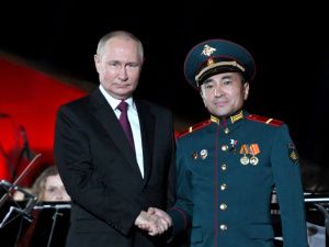 Путин вручил «Золотые звёзды» Героев Российской Федерации Алексею Неустроеву и Филиппу Евсееву