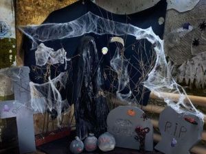 Жители одного из домов в Якутске украсили свой подъезд на Хэллоуин