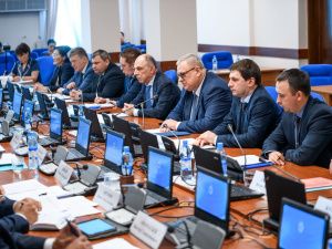 Айсен Николаев и Константин Цицин обсудили реализацию второго этапа программы по переселению граждан из аварийного жилья