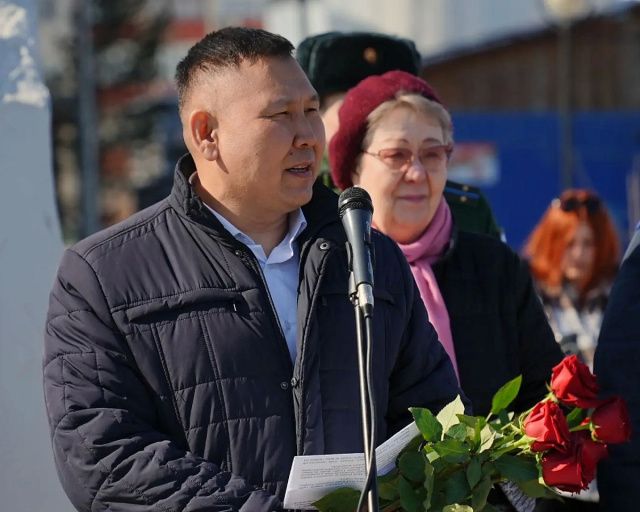 В Якутске ко Дню космонавтики возложили цветы к памятному бюсту Юрия Гагарина