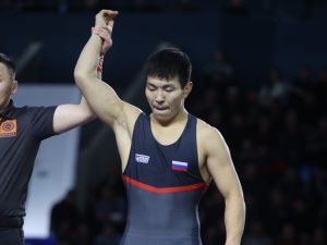 Тринадцать борцов из Якутии прорвались в полуфинал Коркинского турнира