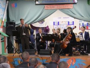 В исправительных колониях № 1 и 6 выступили музыканты на скрипках и виолончели 