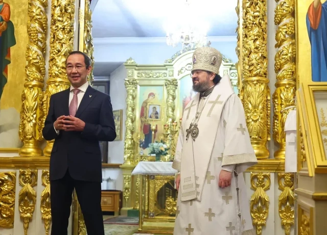 Глава Якутии посетил Рождественскую службу в Преображенском кафедральном соборе