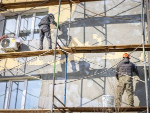 Первый вице-премьер Якутии Дмитрий Садовников проверил ход ремонта домов Якутска