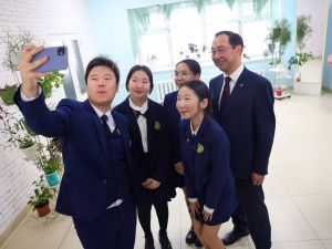 Айсен Николаев встретился со школьниками, победившими в конференции «Шаг в будущее» 