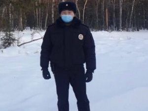 Полицейский из Нюрбы в метель в одиночку отправился спасать застрявших рыбаков. Ему понадобилась помощь тракториста