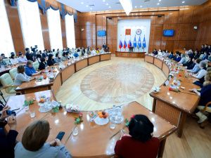 Айсен Николаев вручил государственные награды многодетным матерям Якутии