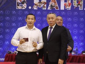 Одиннадцати мас-рестлерам Якутии вручили удостоверения и знаки мастеров спорта России