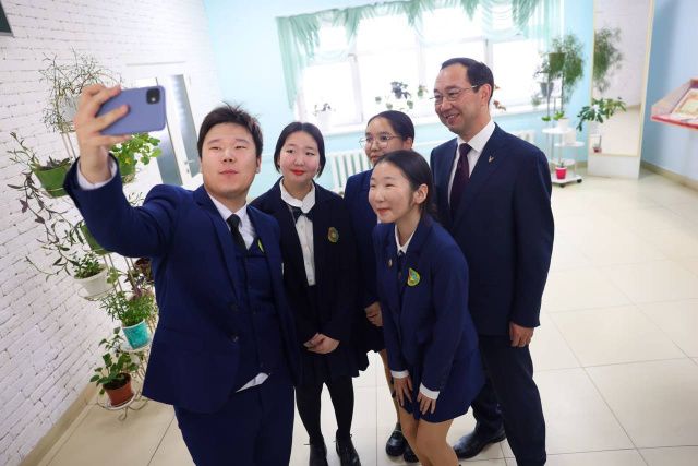 Айсен Николаев встретился со школьниками, победившими в конференции «Шаг в будущее» 