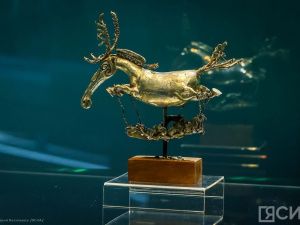 В НХМ Якутии открылась выставка всемирно известного художника-ювелира Александра Манжурьева