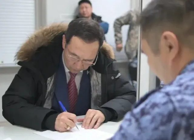 Айсен Николаев передал бойцам СВО гладкоствольное ружьё