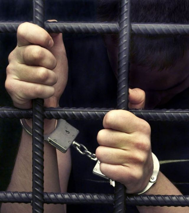 В Алданском районе у мужчины похитили деньги из холодильника