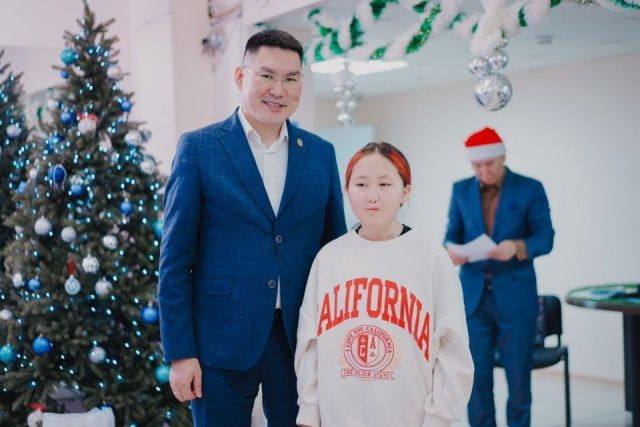 Петр Попов встретился с детьми — участниками акции «Елка желаний»