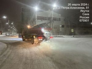 Коммунальные службы Якутска проводят противогололедные мероприятия