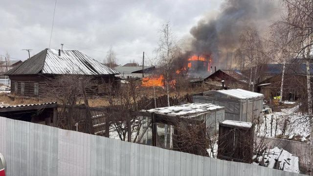В Олекминске росгвардейцы помогли потушить дом и эвакуировать пострадавших