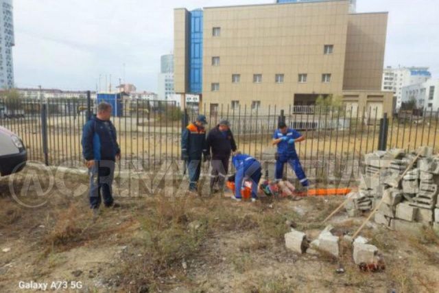 В Якутске парень попытался перелезть через забор и нaпopoлся нa мeтaлличecкий штыpь