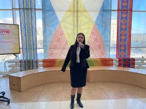 Школьники и студенты Якутска изготовили маскировочные сети и обереги для казаков — участников СВО