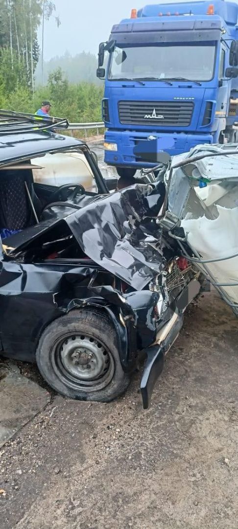 В Якутии с едущего большегруза выпали емкости и стали причиной жесткого ДТП с пострадавшими