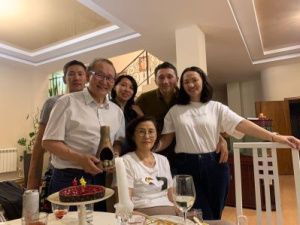 Известный политик показал, как он отметил день рождения