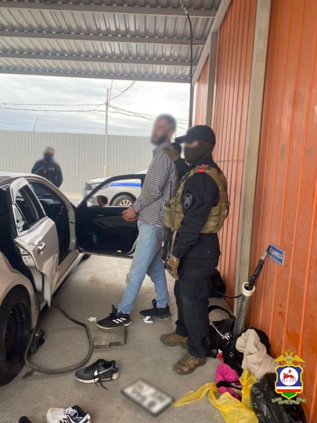 Агрессивный наркопотребитель, угрожая мачете, избил пятерых посетителей бара