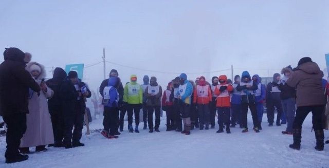 На Полюсе холода стоит мороз за 50 градусов. Марафонцы вышли на забег