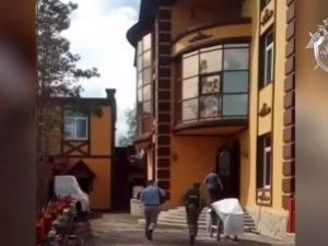 В Якутске силовики штурмом взяли коттедж предпринимателя Кошелева