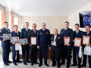 В УФСИН наградили сотрудников личной фотографией, снятой у развернутого Знамени уголовно-исполнительной системы