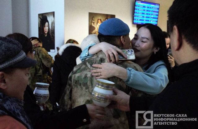 Родные встретили воинов-якутян, прилетевших домой в отпуск