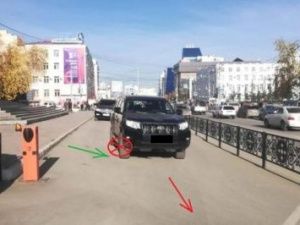В Якутске водитель "Тойоты Лэнд Крузер" на парковочной стоянке ДП-1 совершила наезд на пешехода