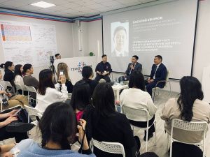 Министр цифрового развития  Василий Ефимов и генеральный директор НВК «Саха» Олег Марков пообщались с участниками медиашколы «АЙАР»