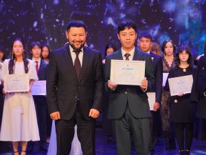 Евгений Григорьев вручил стипендии 100 лучшим школьникам на Елке главы Якутска