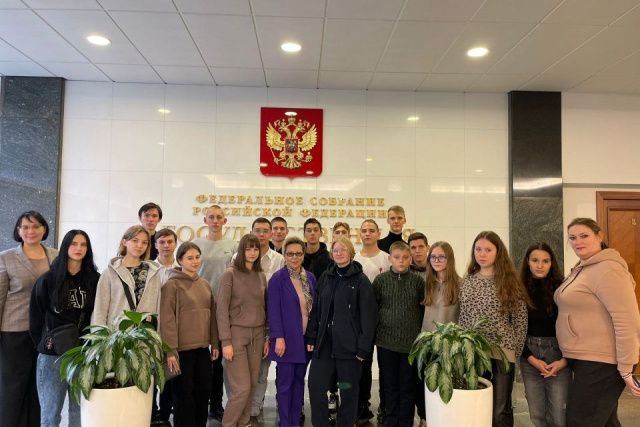 Галина Данчикова провела экскурсию в Госдуме для школьников из ДНР