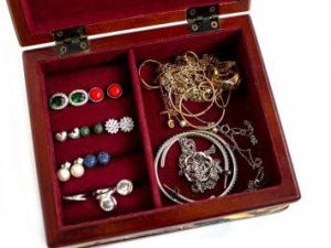 Жительница Нерюнгринского района пришла в гости к своей матери и украла ее золото