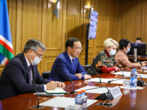 «Не играйте с жизнями людей». Айсен Николаев призвал глав муниципалитетов ускорить темпы вакцинации