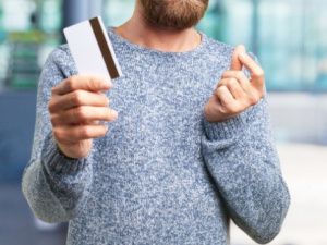 Житель Якутска нашел на улице банковскую карту и оплатил ею свои покупки: Мужчине грозит лишение свободы