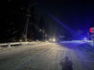 В Хангаласском улусе иномарка влетела в столб: Пострадали трое человек
