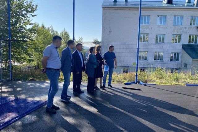 Андрей Тарасенко проверил готовность образовательных учреждений в Алданском районе