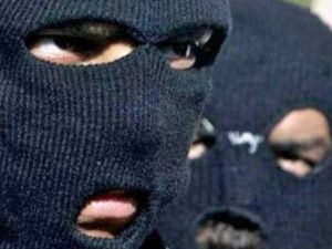 В Якутии трое ранее судимых граждан ворвались в дом и ограбили жителя