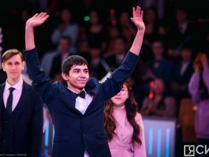 Премии лучшим школьникам Якутии 2023 года вручил Айсен Николаев