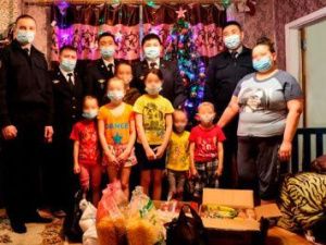 Сотрудники учреждений УФСИН приняли участие в новогодней благотворительной акции 