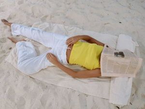 В Жатае женщина заснула на пляже и осталась без золотых браслетов