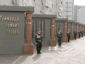 В Якутске возложили цветы в память об окончании Второй мировой войны