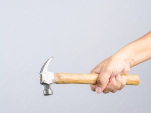 В Якутске любитель ночных покатушек попытался угнать авто с помощью молотка, но его спугнула сигнализация